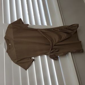 Short sleeve taupe casual dress with rushing waist tie